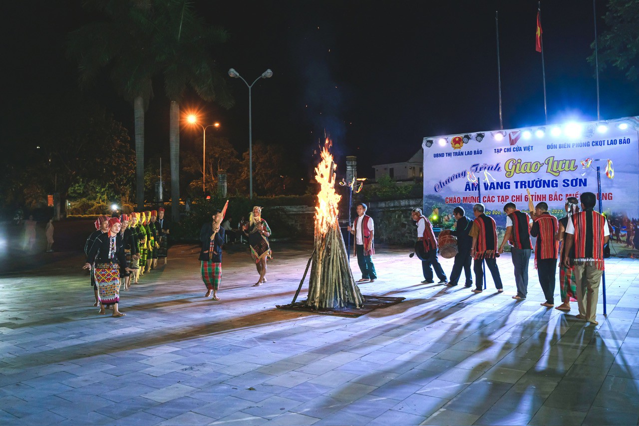 Tiết mục múa cồng chiêng của CLB cồng chiêng thị trấn Lao Bảo. 
